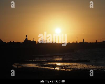 Sheerness, Kent, Großbritannien. 2. April 2023. Wetter im Vereinigten Königreich: Sonnenuntergang in Sheerness, Kent. Kredit: James Bell/Alamy Live News Stockfoto