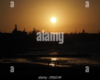 Sheerness, Kent, Großbritannien. 2. April 2023. Wetter im Vereinigten Königreich: Sonnenuntergang in Sheerness, Kent. Kredit: James Bell/Alamy Live News Stockfoto