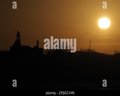 Sheerness, Kent, Großbritannien. 2. April 2023. Wetter im Vereinigten Königreich: Sonnenuntergang in Sheerness, Kent. Kredit: James Bell/Alamy Live News Stockfoto