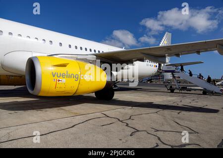 Malta International Airport, Malta. 28. März 2023. Passagiere steigen am internationalen Flughafen Malta, Malta, in den Vueling Airline Airbus A321 ein. Stockfoto