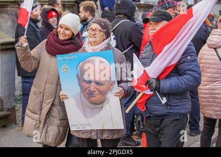 Danzig, Polen, April 2. 2023 mehrere hundert Menschen mit Porträts von Johannes Paul II. Und Flaggen des Vatikans gingen in das sogenannte. Papstmarsch zur Verteidigung von Papst Johannes Paul II. Am 2. April 2023 in Danzig, Polen. Die Teilnehmer des marsches sind hauptsächlich Rentner und ältere Menschen, inspiriert von katholischen Priestern und Politikern der herrschenden rechtsgerichteten Koalition. Der marsch wurde nach einem hochrangigen TVN-Bericht organisiert, der enthüllte, dass der Papst über Pädophilie in der katholischen Kirche Bescheid wusste und aktiv dazu beitrug, sie zu verbergen, einschließlich der Überstellung von Priestern, die der Pädophilie verdächtigt werden, in andere Gemeinden. (P Stockfoto