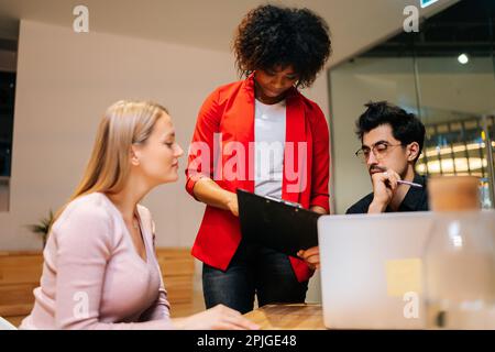 Aus der Sicht eines zweifelhaften jungen Geschäftsmannes, der Vertragsunterlagen liest und Risiken mit Juristen abwägt. Stockfoto