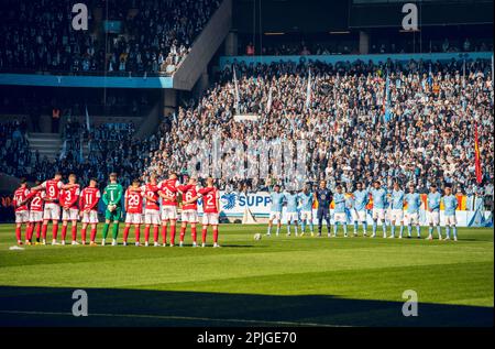 Malmoe, Schweden. 01., 2023. April. Die Spieler der beiden Teams stellen sich für das Allsvenskan-Spiel zwischen Malmo FF und Kalmar FF im Eleda Stadion in Malmoe auf. (Foto: Gonzales Photo - Joe Miller). Stockfoto