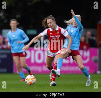 London, Großbritannien. 28. März 2023. London, England, April 2. 2023: Lia Walti (13 Arsenal) und Alex Greenwood (5 Manchester City) kämpfen um den Ball während des Fußballspiels Barclays FA Women's Super League zwischen Arsenal und Manchester City im Meadow Park in London, England. (James Whitehead/SPP) Kredit: SPP Sport Press Photo. Alamy Live News Stockfoto