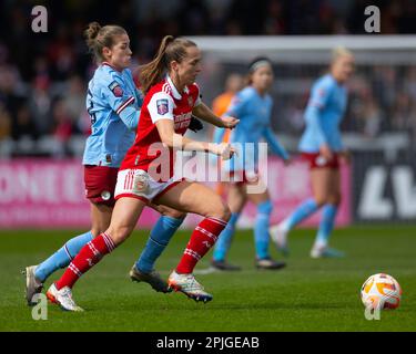 London, Großbritannien. 28. März 2023. London, England, April 2. 2023: Lia Walti (13 Arsenal) und Filippa Angeldahl (12 Manchester City) kämpfen um den Ball während des Fußballspiels Barclays FA Women's Super League zwischen Arsenal und Manchester City im Meadow Park in London, England. (James Whitehead/SPP) Kredit: SPP Sport Press Photo. Alamy Live News Stockfoto