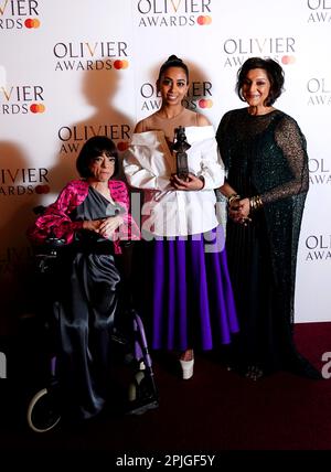 Anjana Vasan posiert für ein Foto im Pressesaal neben den Pressevertretern Liz Carr (links) und Meera Syal, nachdem sie die beste Schauspielerin in einer unterstützenden Rolle bei den Olivier Awards in der Royal Albert Hall, London, gewonnen haben. Foto: Sonntag, 2. April 2023. Stockfoto