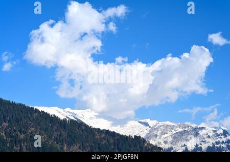 Dicke Schneeablagerungen auf dem wolkenbedeckten Kamm Stockfoto