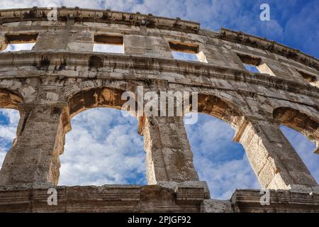 Blick unter die Pula Arena in Kroatien. Schauen Sie zu einem kroatischen Wahrzeichen mit wunderschönen Bogenfenstern in Europa. Stockfoto