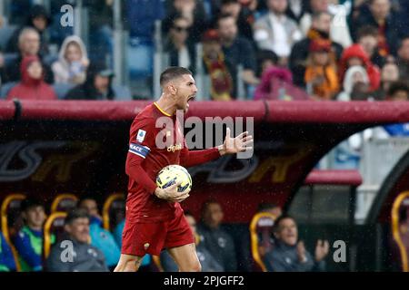 Rom, Italien. 02. April 2023. Lorenzo Pellegrini von AS Roma reagiert während des Fußballspiels der Serie A zwischen Roma und Sampdoria im Olympiastadion in Rom, Rom, Italien, am 2. April 2023. Kredit: Riccardo De Luca - Update Images/Alamy Live News Stockfoto