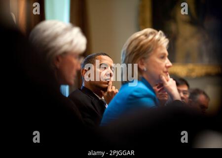 Präsident Barack Obama hält eine innere Sicherheit Rat Grippe H1N1 im Schaltschrank 1. Mai 2009 zu diskutieren, einschließlich der Minister für Gesundheit und Soziales, Kathleen Sebelius, und Außenministerin Hillary Clinton. Offizielle Weiße Haus Foto von Pete Souza. Stockfoto