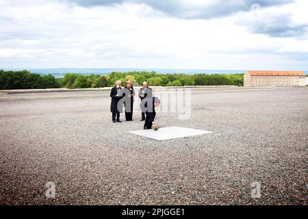 Präsident Barack Obama mit dem Holocaust-Überlebenden Elie Weisel, Bundeskanzlerin Angela Merkel und Bertrand Herz setzt während eines Besuchs im ehemaligen Nazi-Konzentrationslager Buchenwald am 5. Juni 2009 eine Rose auf eine Gedenktafel. (Offizielles Foto des Weißen Hauses von Pete Souza) Dieses offizielle Foto des Weißen Hauses wird zur Veröffentlichung durch Nachrichtenorganisationen und/oder zum persönlichen Druck durch die Betreffzeile(en) des Fotos zur Verfügung gestellt. Das Foto darf in keiner Weise manipuliert oder in Materialien, Werbung, Produkten oder Werbeaktionen verwendet werden, die in irgendeiner Weise eine Genehmigung oder Billigung von t nahelegen Stockfoto