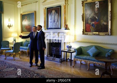 Präsident Barack Obama wird begrüßt 10 Downing Street in London vom britischen Premierminister Gordon Brown, 1. April 2009. Offiziellen White House Photo by Pete Souza Stockfoto