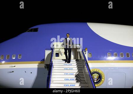 Präsident Barack Obama sieht man bei seiner Ankunft in Ankara-Esenboğa-Flughafen in Ankara, Türkei. Offiziellen White House Photo by Pete Souza Stockfoto