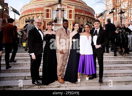 Lee Curran, Rebecca Frecknall, Dwane Walcott, Patsy Ferran, Anjana Vasan und Paul Mescal nehmen an den Olivier Awards in der Royal Albert Hall in London Teil. Foto: Sonntag, 2. April 2023. Stockfoto