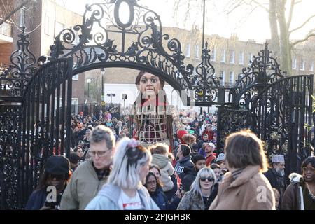 London, Vereinigtes Königreich, 2. April 2023. Licht mir den Weg, der dritte Teil des Tages von Little Amal's interreligiösen Feier, während Ostern, Passover und Ramadan zusammenfallen. Die Marionette der syrischen Flüchtlingskinder setzte ihre Reise fort, um die Not der Vertriebenen hervorzuheben, durch Somers Town zum Granary Square, Kings Cross, Nord-London. Kredit : Monica Wells/Alamy Live News Stockfoto