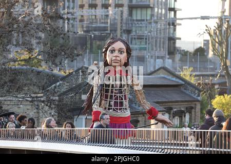 London, Vereinigtes Königreich, 2. April 2023. Licht mir den Weg, der dritte Teil des Tages von Little Amal's interreligiösen Feier, während Ostern, Passover und Ramadan zusammenfallen. Die Marionette der syrischen Flüchtlingskinder setzte ihre Reise fort, um die Not der Vertriebenen hervorzuheben, durch Somers Town zum Granary Square, Kings Cross, Nord-London. Kredit : Monica Wells/Alamy Live News Stockfoto