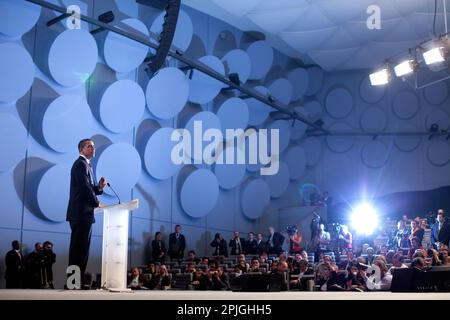 Präsident Barack Obama Adressen seine Äußerungen auf einer Pressekonferenz 4. April 2009, nach dem NATO-Gipfel in Straßburg, Frankreich. Offiziellen White House Photo by Pete Souza Stockfoto