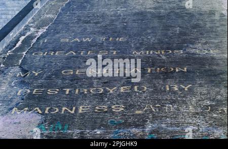 Eröffnungsworte aus dem Allen Ginsberg Gedicht The Howl. Auf einer abgesperrten Offroad-Oberfläche in Balluta Bay, Malta. Bild mit negativem Effekt. Stockfoto