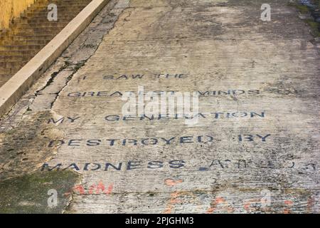 Eröffnungsworte aus dem Allen Ginsberg Gedicht The Howl. Auf einer abgesperrten Offroad-Oberfläche in Balluta Bay, Malta. Eine der Beat Generation. Stockfoto