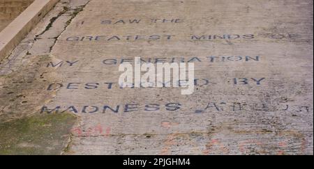 Eröffnungsworte aus dem Allen Ginsberg Gedicht The Howl. Auf einer abgesperrten Offroad-Oberfläche in Balluta Bay, Malta. Eine der Beat Generation. Stockfoto