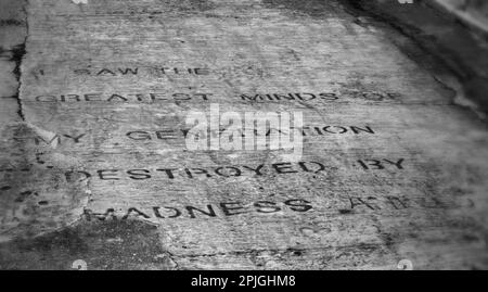 Eröffnungsworte aus dem Allen Ginsberg Gedicht The Howl. Auf einer abgesperrten Offroad-Oberfläche in Balluta Bay, Malta. Eine der Beat Generation. Stockfoto