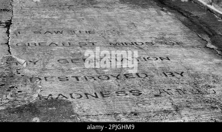 Eröffnungsworte aus dem Allen Ginsberg Gedicht The Howl. Auf einer abgesperrten Offroad-Oberfläche in Balluta Bay, Malta. Eine der Beat Generation. Stockfoto