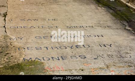 Eröffnungsworte aus dem Allen Ginsberg Gedicht The Howl. Auf einer abgesperrten Offroad-Oberfläche in Balluta Bay, Malta. Eine der Beat Generation. Stockfoto