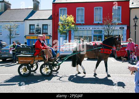 Pferde, Reiter und Besitzer sind gesegnet und werden beim jährlichen August Fair Day in Rosscarbery in County Cork, Irland, gefeiert. Stockfoto