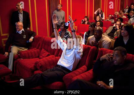 Präsident Barack Obama hält 3-D-Brillen während des Super Bowl Wildbeobachtung in einem Super Bowl Party in der Familie Theater des Weißen Hauses. Gäste inklusive Familie, Freunde, Mitarbeiter und überparteiliche Mitglieder des Kongresses, 2/1/09. . Offizielle Weiße Haus Foto von Pete Souza Stockfoto