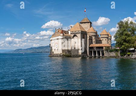 Blick auf Chillon Castle, ein beliebtes Touristendenkmal am Ufer des Genfer Sees in der Nähe von Montreux, Schweiz Stockfoto