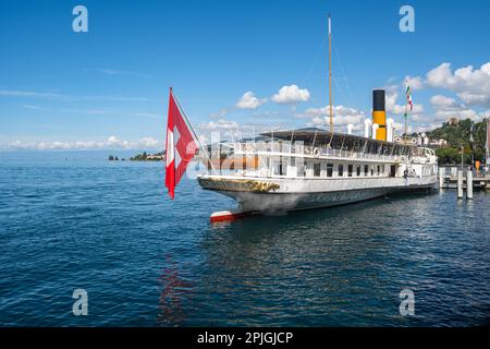 Altes Dampfschiff an der Montreux Promenade, bereit für eine Kreuzfahrt auf dem Genfer See an einem Sommertag in der Schweiz Stockfoto