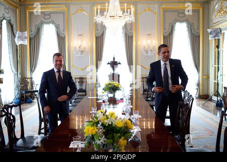 Präsident Barack Obama schließt ein bilaterales Treffen mit Präsident Dmitry Medvedev Russlands im Winfield House 1. April 2009, in London. Offiziellen White House Photo by Pete Souza Stockfoto