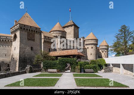 Blick auf Chillon Castle, ein beliebtes Touristendenkmal am Ufer des Genfer Sees in der Nähe von Montreux, Schweiz Stockfoto