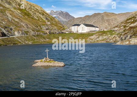 Malerische alpine Landschaft im Sommer am Col du Grand St-Bernard an der Grenze zwischen Italien und der Schweiz Stockfoto
