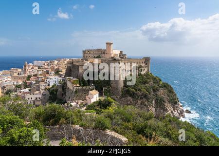 Das Aragonese-Angevine Castle von Gaeta befindet sich auf einem malerischen Felsen mit Blick auf das Mittelmeer, Latium, Italien Stockfoto