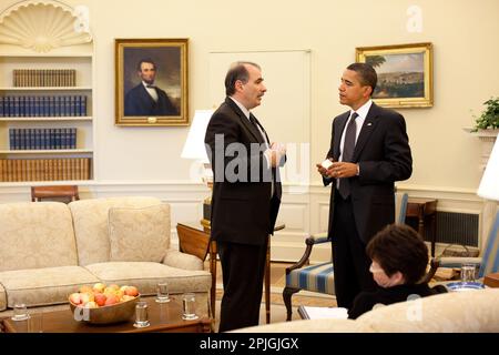 Präsident Barack Obama spricht mit Senior Advisor David Axelrod auf einer Mitarbeiterversammlung im Oval Office 12. Mai 2009. Sitzt Senior Advisor Valerie Jarrett. Offizielle Weiße Haus Foto von Pete Souza. Stockfoto