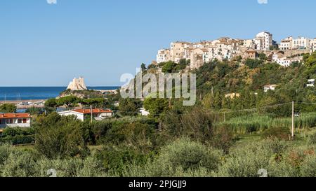 Panoramablick auf Sperlonga, eine charmante Resortstadt mit wunderschönen Stränden, Region Latium, Italien Stockfoto