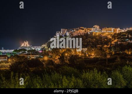 Nachtsicht auf Sperlonga, ein charmantes Resort mit wunderschönen Stränden, Region Latium, Italien Stockfoto