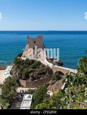 Torre Truglia, das wichtigste historische Wahrzeichen von Sperlonga, mit Blick auf das Mittelmeer, Latium, Italien Stockfoto