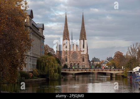 Blick über den Fluss Ill bis zur Paulskirche in Straßburg im Herbst Stockfoto