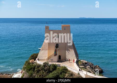 Torre Truglia, das wichtigste historische Wahrzeichen von Sperlonga, mit Blick auf das Mittelmeer, Latium, Italien Stockfoto