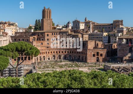 Blick auf den Trajansmarkt (Mercati di Traiano), eine große Ruinenanlage im Forum Romanum, Rom, Italien Stockfoto