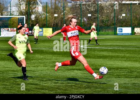 Teesside, Großbritannien. 02. April 2023. Boros Jess Mett hat Torschüsse, als der Middlesbrough Women FC (in Rot und Weiß) in der FA Women's National League Division One North gegen den Stockport County Ladies FC spielte. Die Besucher gewannen 1-6 im Map Group UK Stadium in Stockton-on-Tees – eine Punktzahl, die auf der Heimseite hart war. Kredit: Teesside Snapper/Alamy Live News Stockfoto