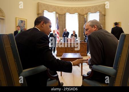 Us-Präsident Barack Obama trifft sich mit NATO-Generalsekretär Jaap de Hoop Scheffer im Oval Office 3/25/09. . Offizielle Weiße Haus Foto von Pete Souza Stockfoto