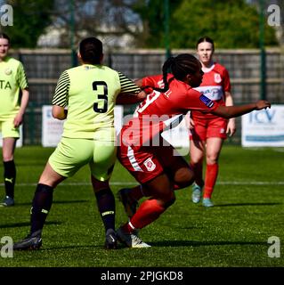 Teesside, Großbritannien. 02. April 2023. Middlesbroughs Armani Maxwell-Herausforderungen für den Ball, während der Middlesbrough Women FC (in Rot und Weiß) in der FA Women's National League Division One North gegen den Stockport County Ladies FC spielte. Die Besucher gewannen 1-6 im Map Group UK Stadium in Stockton-on-Tees – eine Punktzahl, die auf der Heimseite hart war. Kredit: Teesside Snapper/Alamy Live News Stockfoto