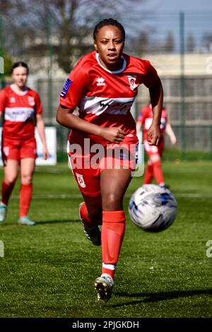 Teesside, Großbritannien. 02. April 2023. Armani Maxwell von Middlesbrough, im Besitz des FC Middlesbrough Women (in Rot und Weiß), spielte den FC Stockport County Ladies in der FA Women's National League Division One North. Die Besucher gewannen 1-6 im Map Group UK Stadium in Stockton-on-Tees – eine Punktzahl, die auf der Heimseite hart war. Kredit: Teesside Snapper/Alamy Live News Stockfoto