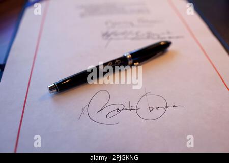 Bis detail von Präsident Obamas Unterschrift auf einer Rechnung in der Nähe und ein Stift für die Signatur verwendet, die an Bord der Air Force One auf einem Flug von Buckley Air Force Base, Denver Colorado nach Phoenix, Arizona 2/17/09. . Offizielle Weiße Haus Foto von Pete Souza Stockfoto