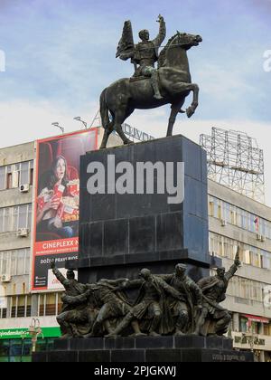 Mädchen auf einem Poster, das auf das Denkmal Alexander I. von Jugoslawien auf dem Königsplatz Mailand, Niš, Südserbien starrt Stockfoto