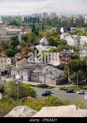 Blick auf die osmanischen „Chifte“-Bäder und die Cyril- und Methodius-Kirche, von der Festung Pūldin, dem Hügel Nebet Tepe, Plowdiw, der Provinz Plowdiw, Bulgarien Stockfoto