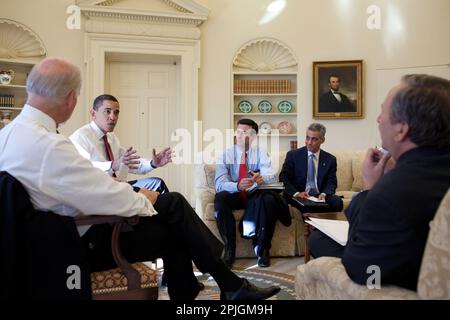 Präsident Barack Obama an der täglichen wirtschaftlichen Briefing im Oval Office mit VP Joe Biden, OMB-Direktor Peter Orszag, Stabschef Rahm Emanuel und Direktor des National Economic Council Larry Summers 1/22/09. Offizielle Weiße Haus Foto von Pete Souza Stockfoto